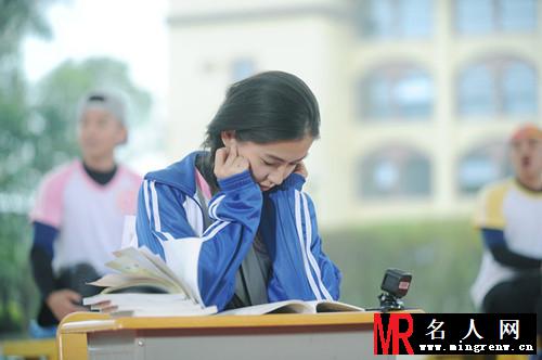 杨颖化身学生妹 校服加双马尾尽显清纯(1)