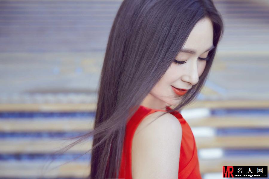 杨恭如户外写真 红衣似火美艳动人(1)