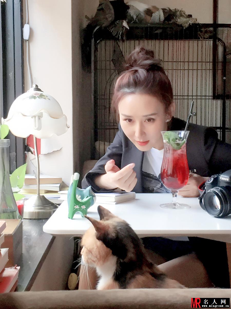 胡静玩转相机学摄影 自身同为镜头美人(1)