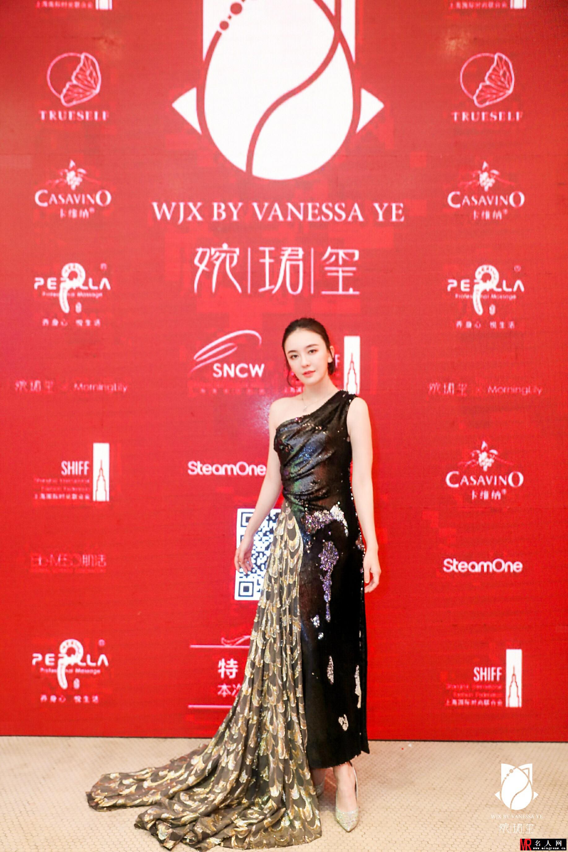 吕佳容“孔雀裙”惊艳亮相时尚盛典 单肩亮片活力看秀(1)