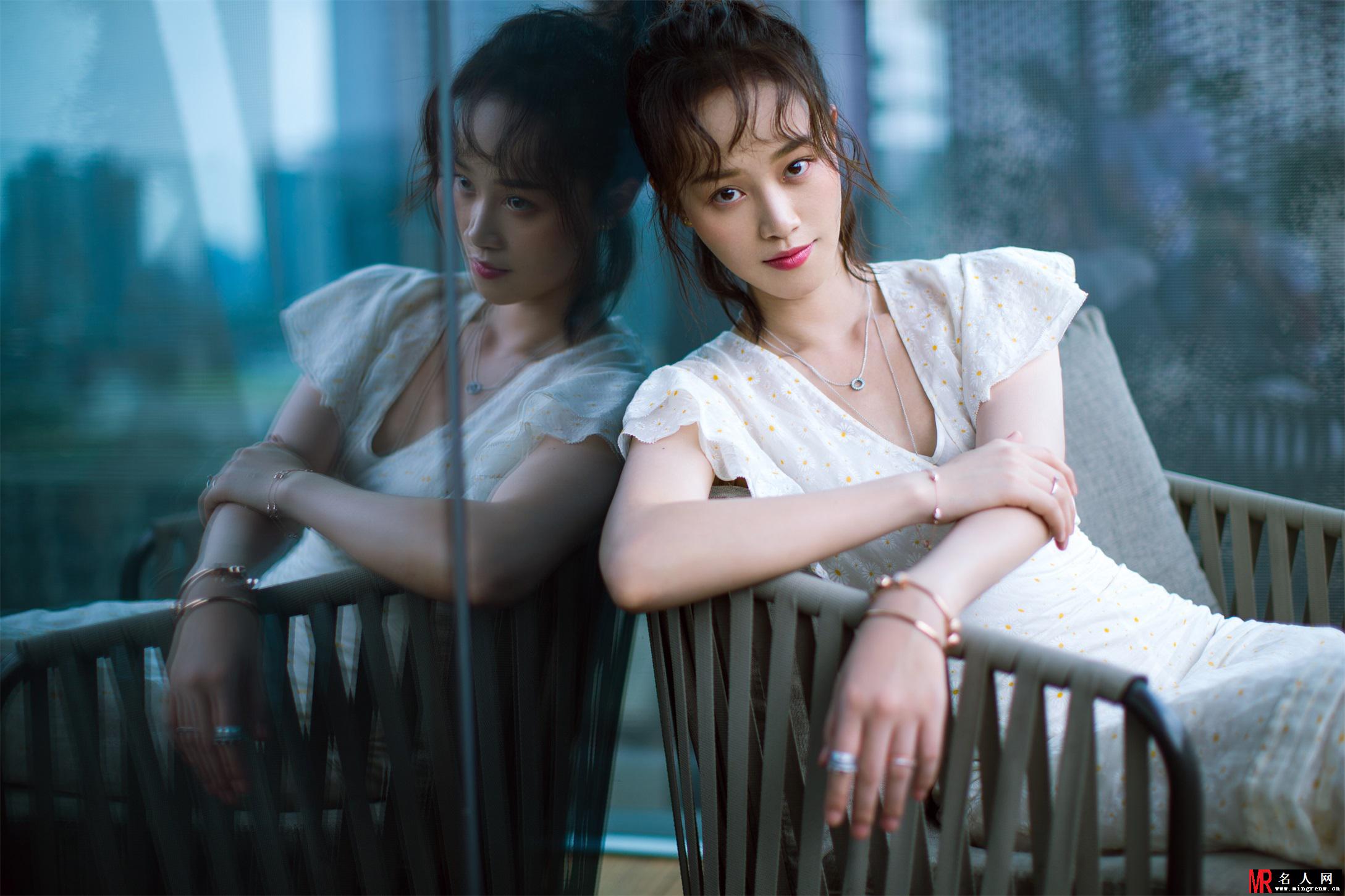 蓝盈莹惊艳亮相 凸显曼妙身材(1)