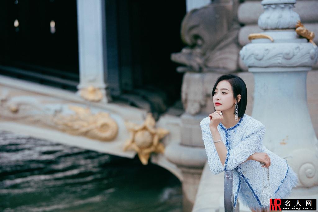 宋茜助阵Chanel巴黎大秀 蓝色套装清丽优雅大秀美腿(1)
