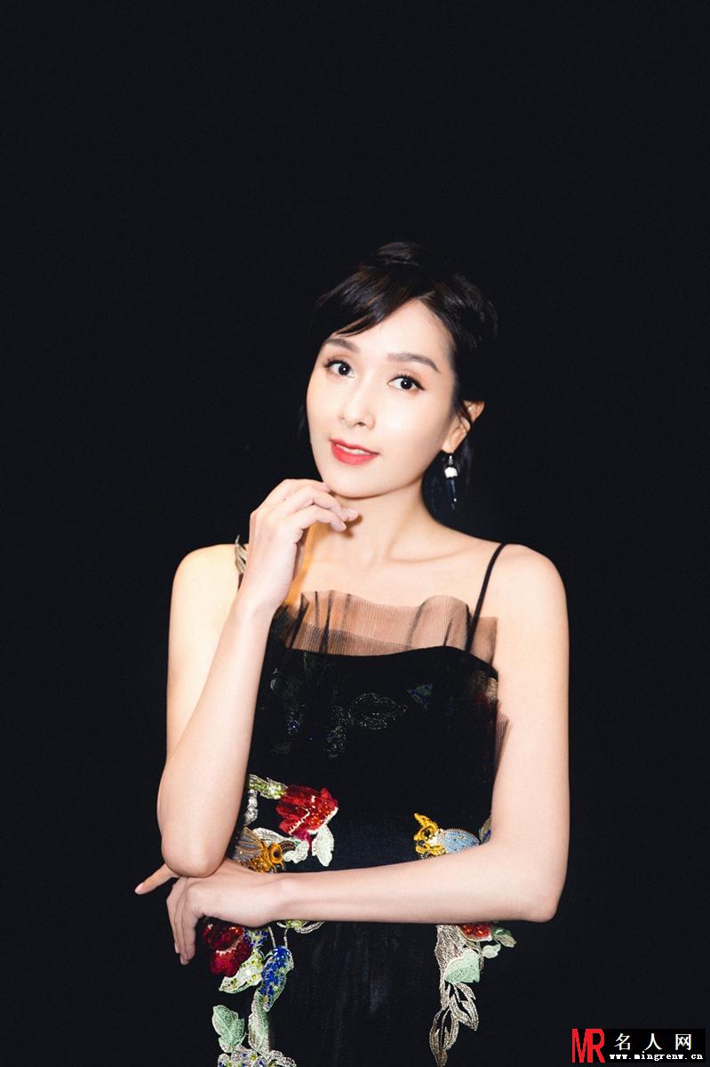 杨恭如一身黑色露肩小礼服 肤如凝脂尽显冻龄超凡魅力(1)