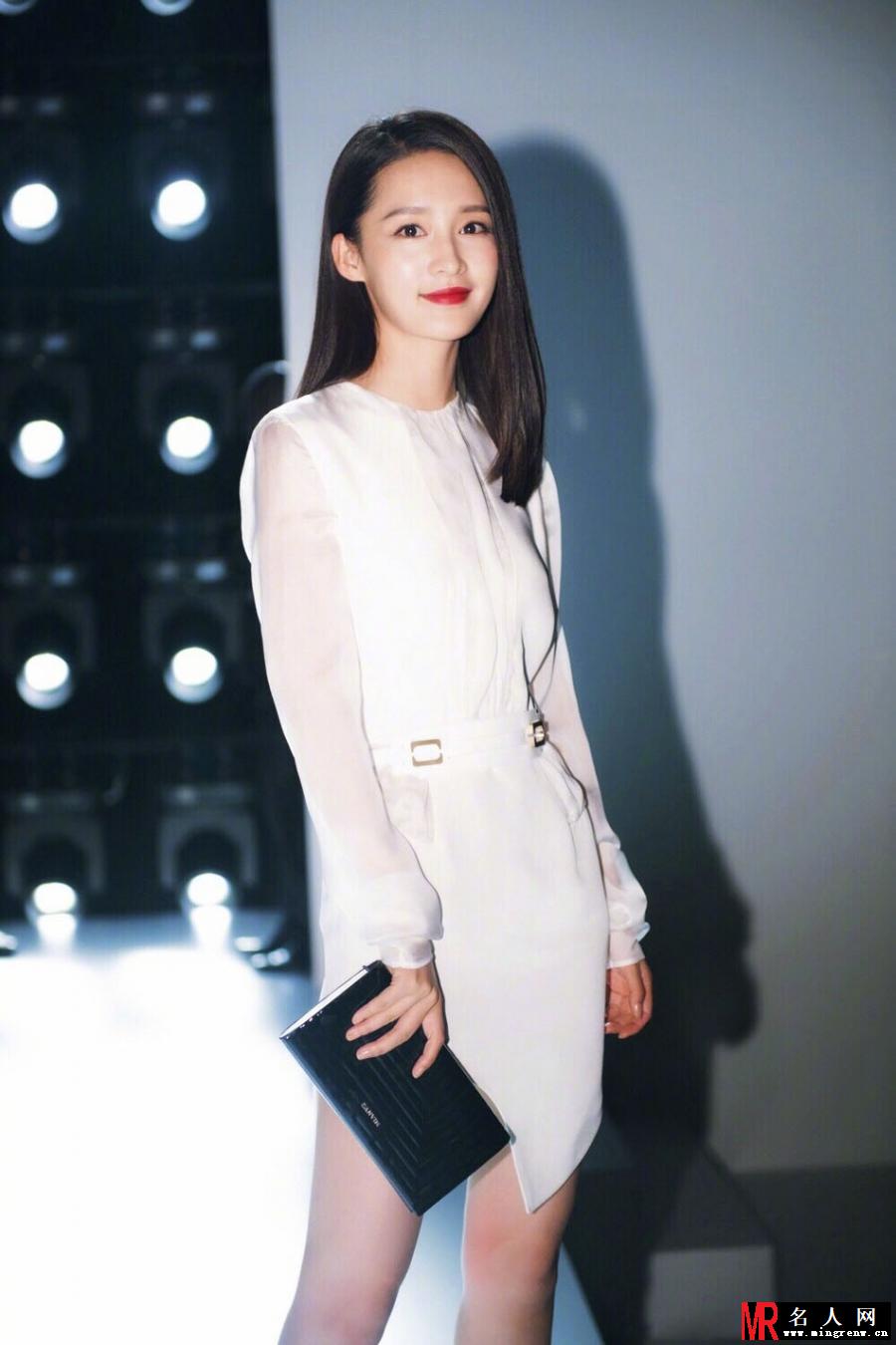 李沁白色短裙秀美腿 长发垂肩女人味十足(1)