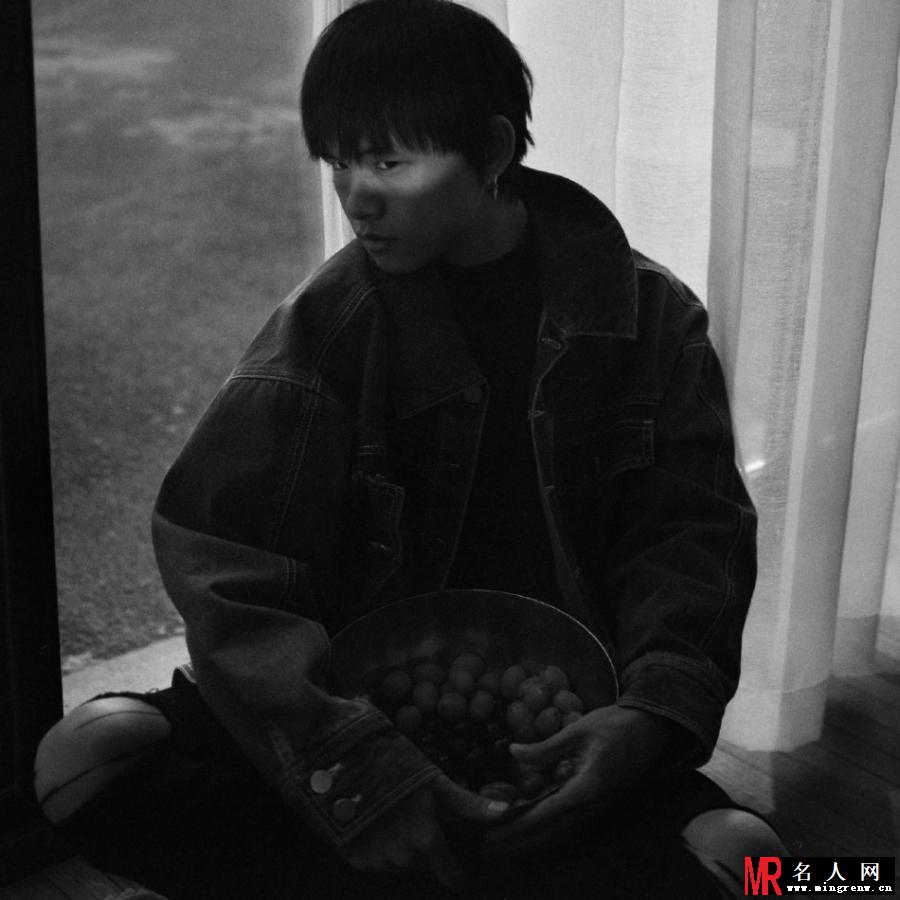 艾克里里拍文艺写真 造型似民工(1)