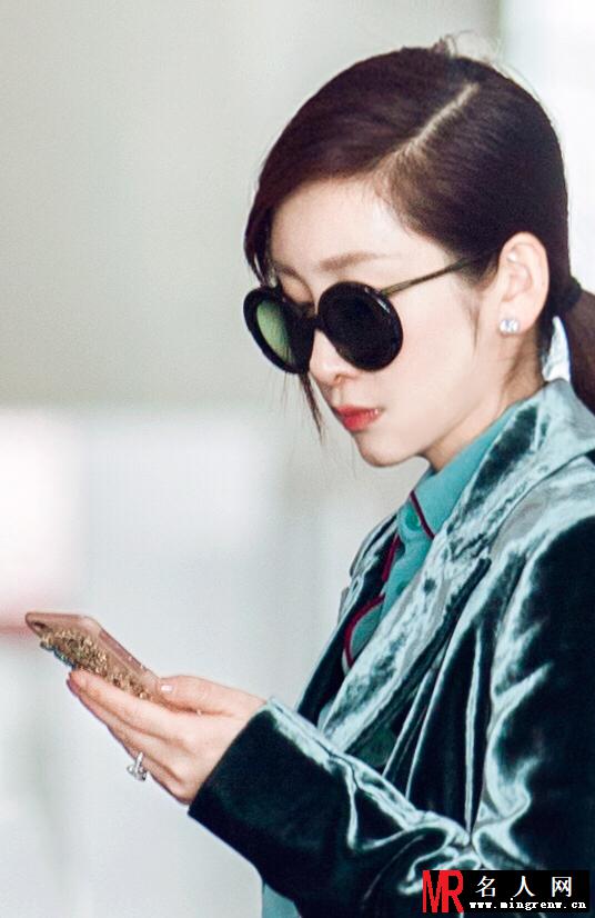 秦海璐时尚现身机场 女王气场强大(1)