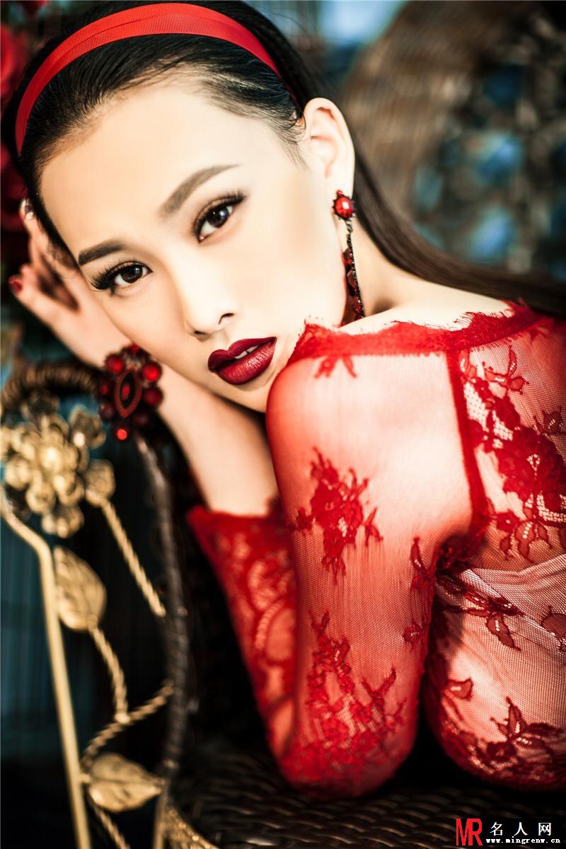 李昕岳美艳写真 蕾丝配红唇尽显魅惑(1)