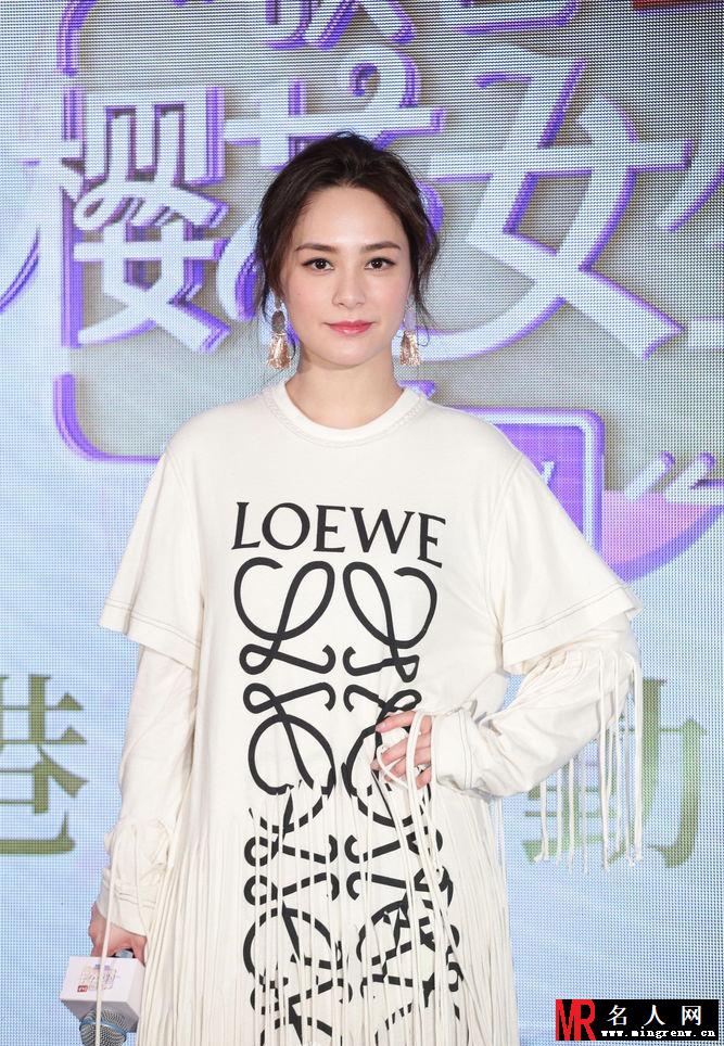 阿娇出席活动妆容淡雅精致 再现娇式穿搭(1)