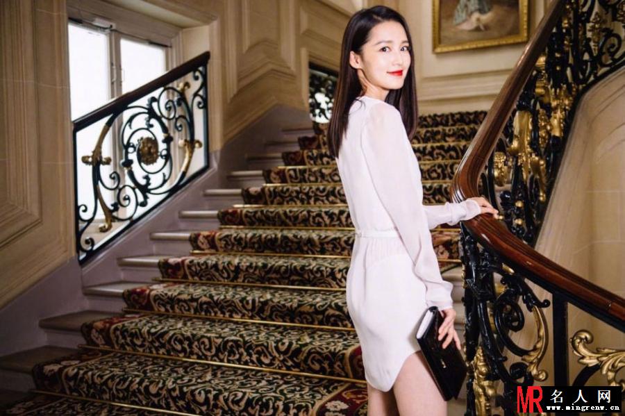 李沁白色短裙秀美腿 长发垂肩女人味十足(1)