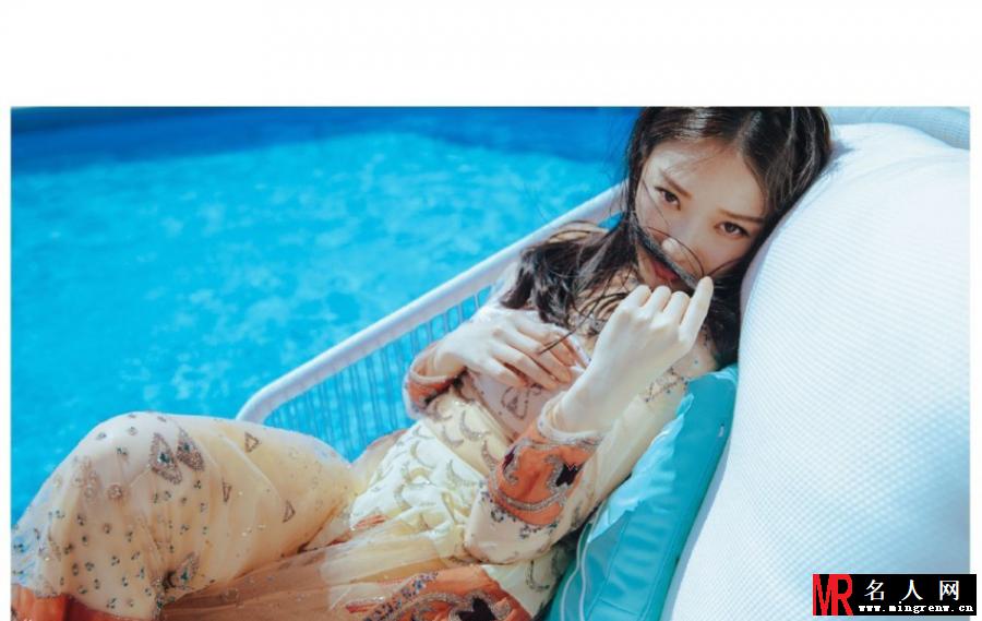 倪妮泳池写真 慵懒卧躺展性感(1)