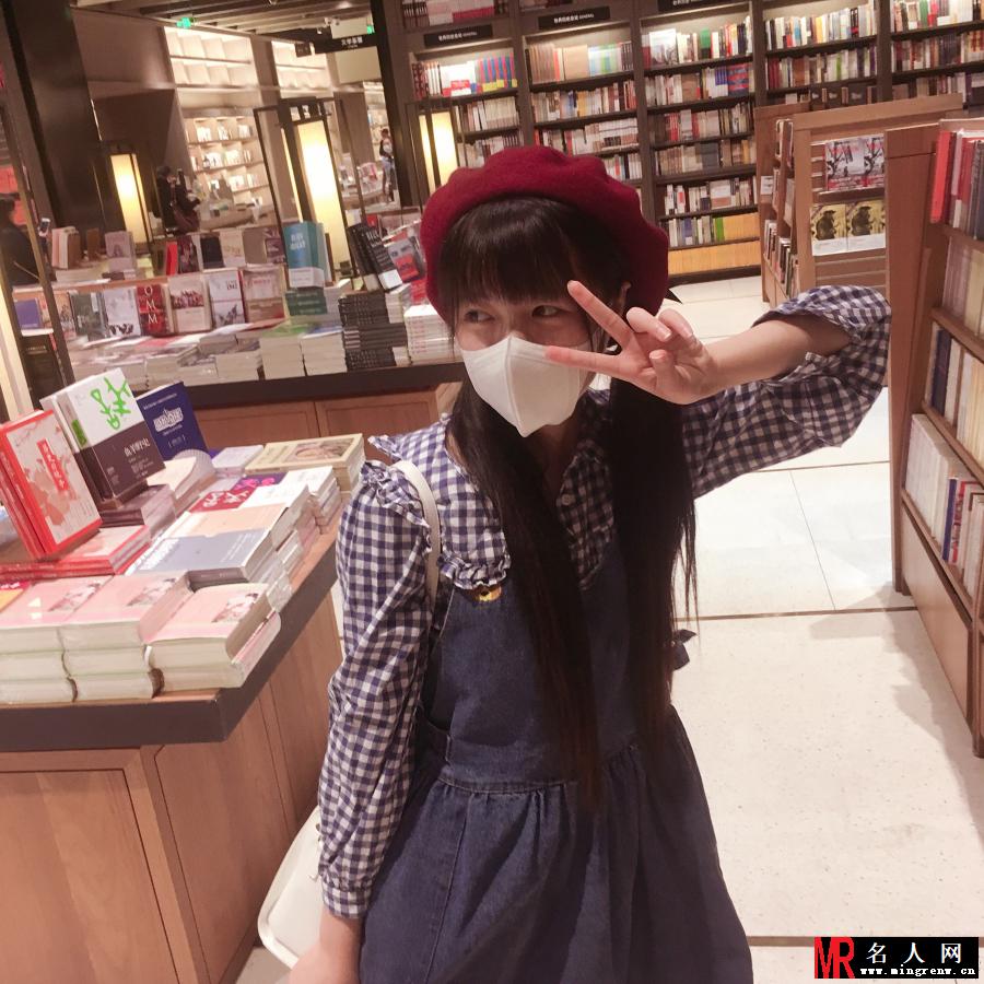 徐娇晒逛书店照片 口罩遮面徜徉书海(1)