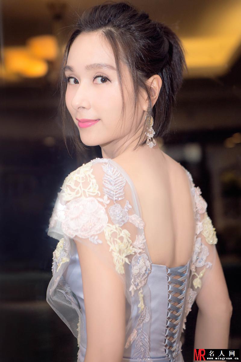 杨恭如出席盛典活动 精致礼裙少女感十足(1)