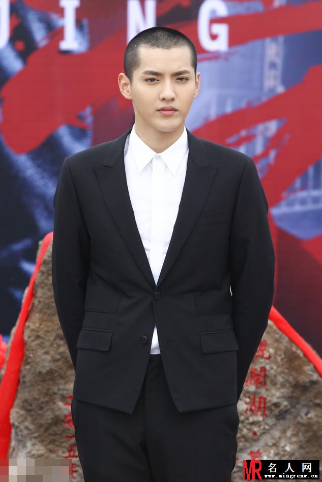 吴亦凡现身电影公社 军装LOOK帅呆(1)