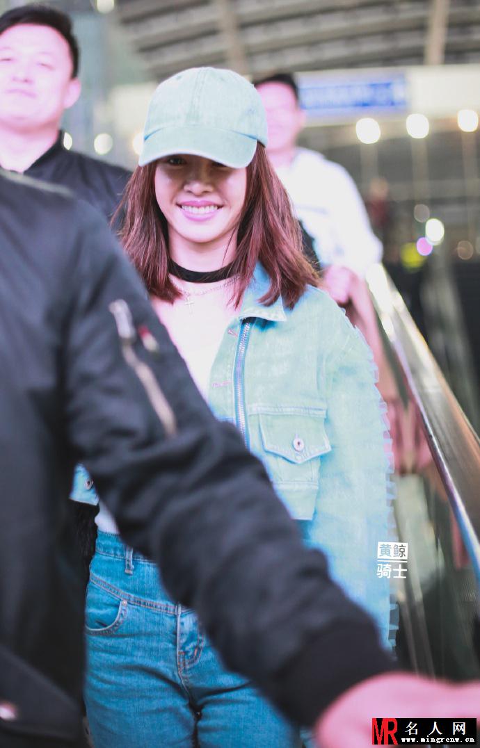 蔡依林现身机场 打扮娇俏如18少女(1)