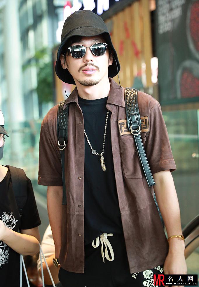 白宇蓄小胡须显痞帅 衬衫配渔夫帽演绎型男Look(1)