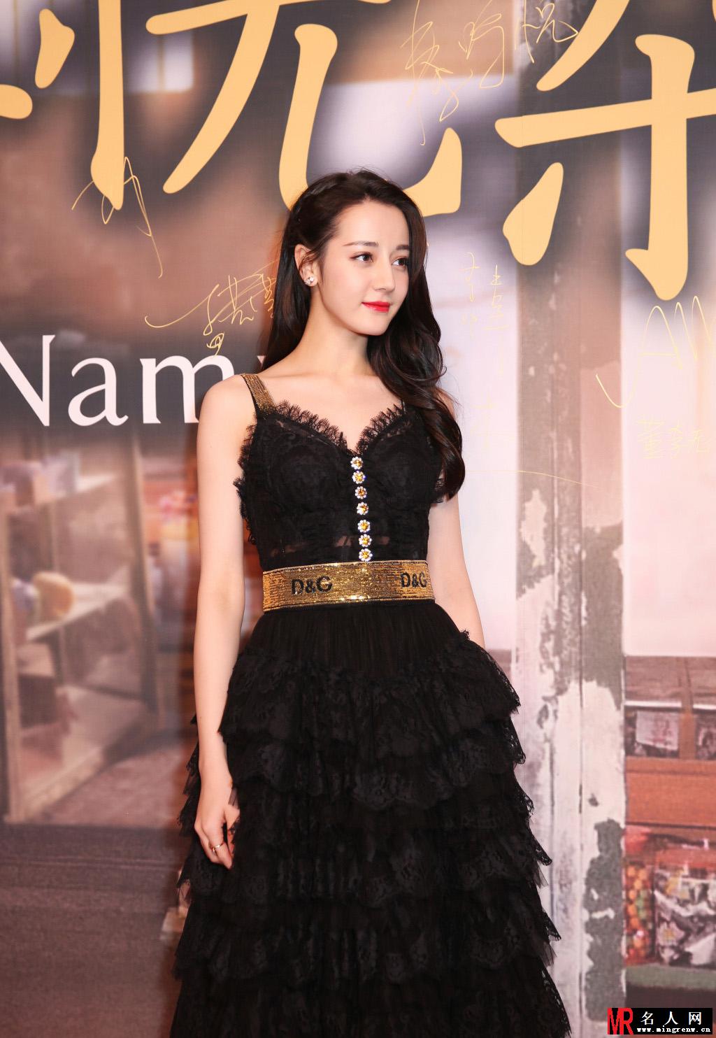 迪丽热巴出席活动 一袭黑色长裙搭上卷发红唇优雅性感摄人心魂(1)