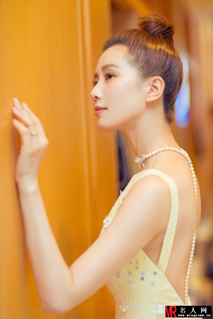 刘诗诗出席微博之夜 气质美人获“微博年度女神”(1)
