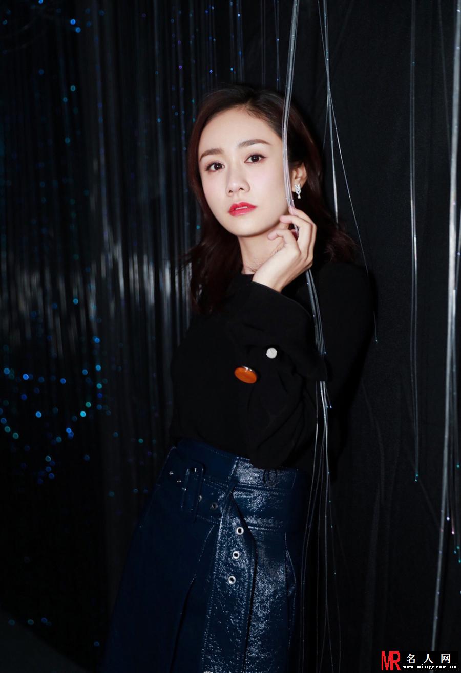 刘芸受邀出席珠宝夜宴 简约时髦美到窒息(1)