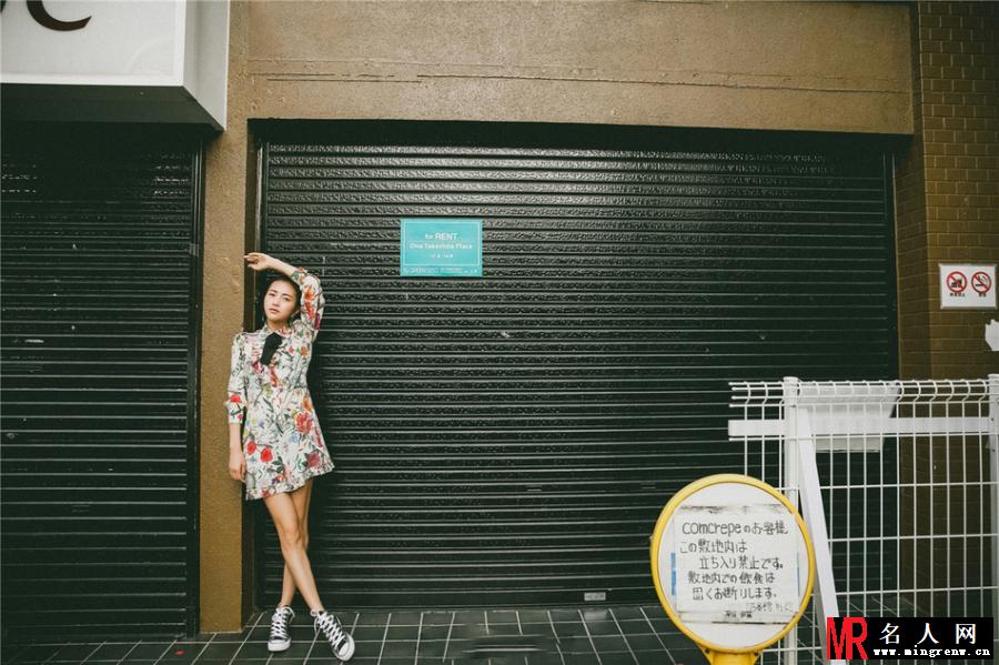 辣妈包文婧曝少女街拍 俏皮十足十分灵动(1)