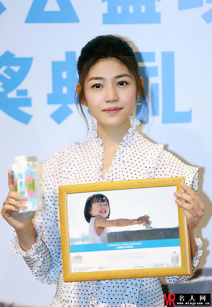 陈妍希波点衬衫裙现身 梳马尾辫帅气又甜美(1)