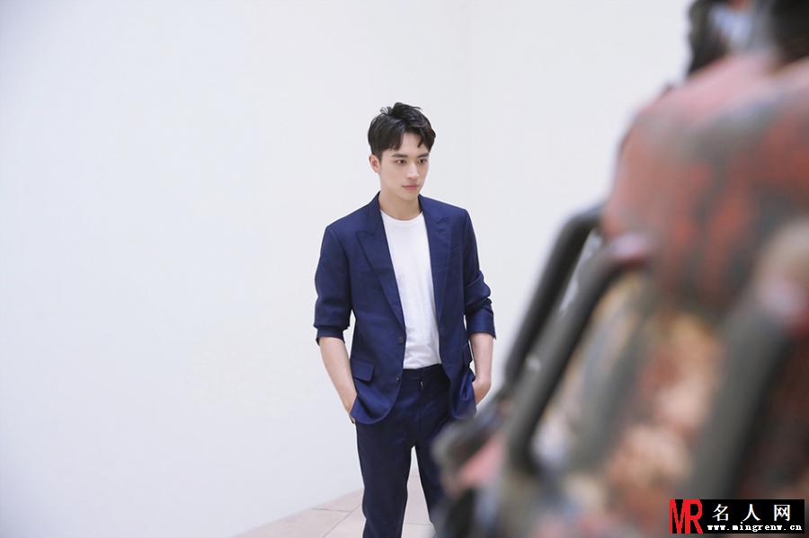 许魏洲巴黎看非洲艺术展 身穿深蓝西装俊雅帅气(1)
