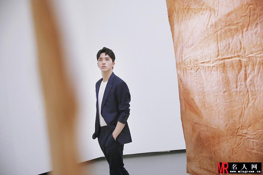 许魏洲巴黎看非洲艺术展 身穿深蓝西装俊雅帅气(1)