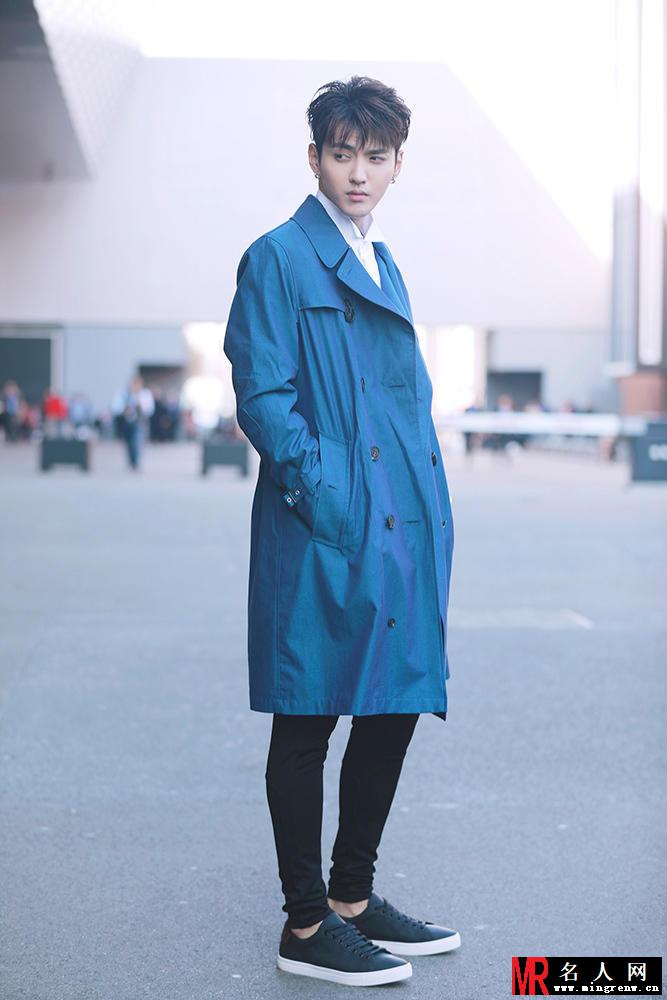 吴亦凡时尚街拍 完美诠释英伦范儿(1)
