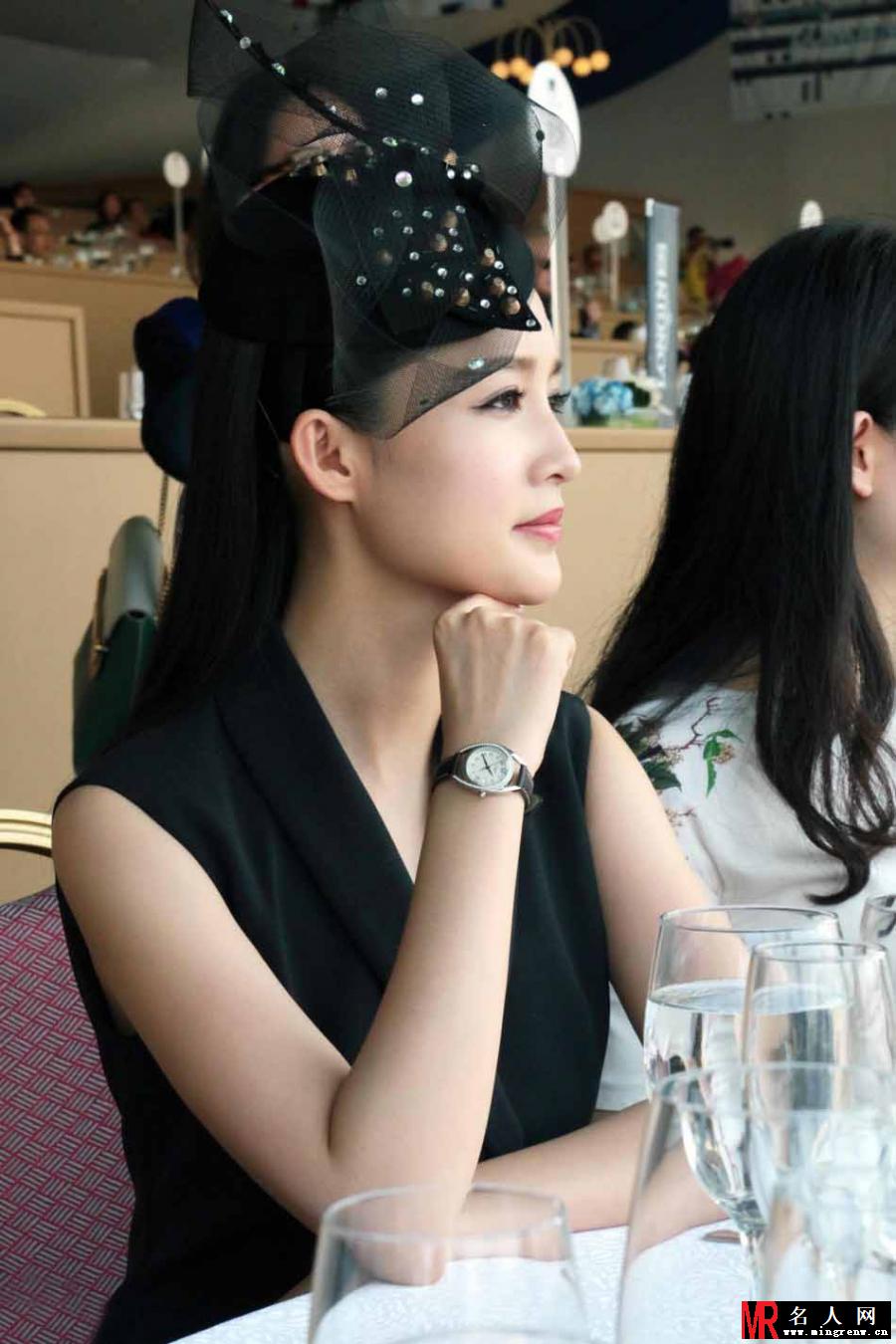 李沁亮相马术活动 西装式小礼服优雅率性(1)