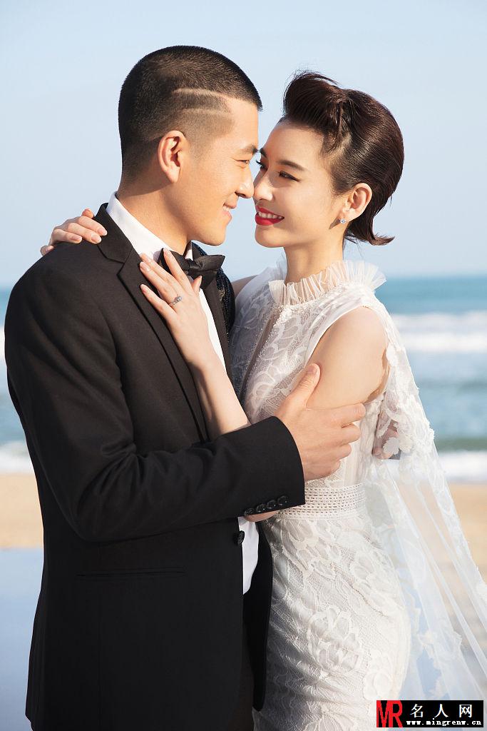 黄圣依杨子婚纱照 结婚十年海边相拥甜蜜浪漫(1)