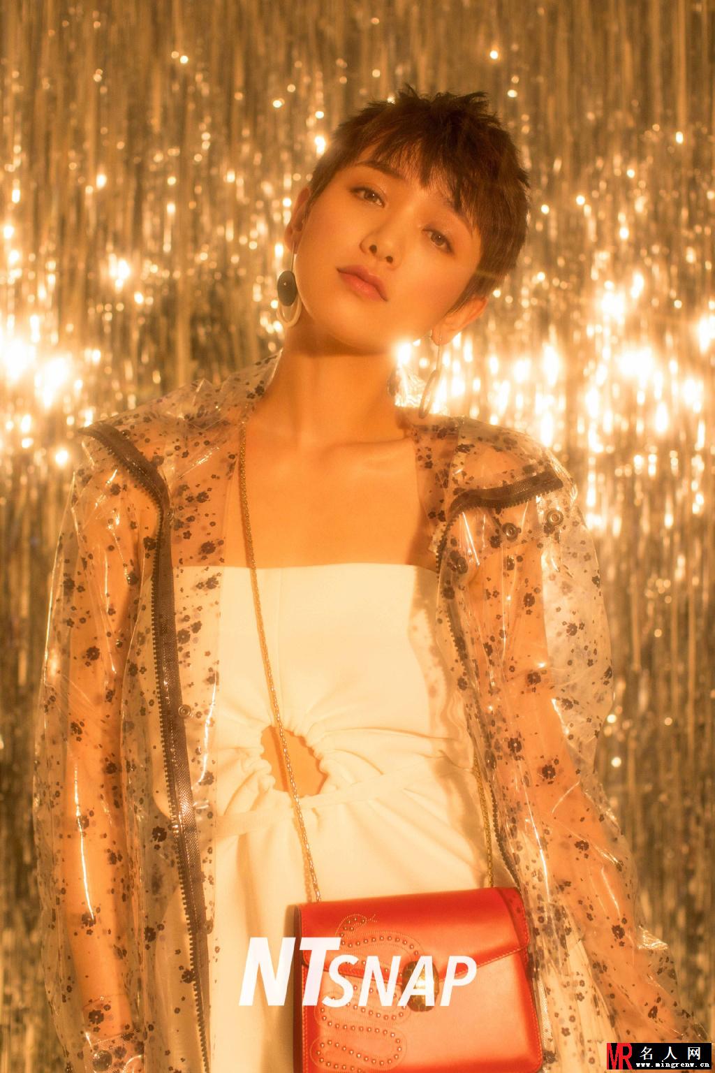 李晓峰绝美写真曝光 胶片风格演绎摩登复古(1)