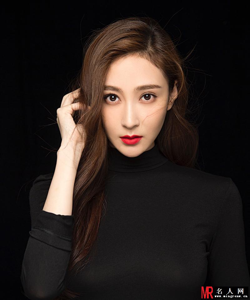 气质女星殷飞时尚写真 举手投足间尽显自信与从容(1)