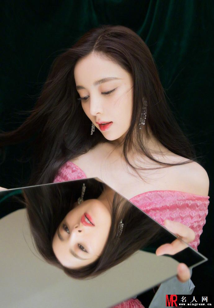 古力娜扎身穿粉裙出席某时尚活动 妩媚撩发秀美胸(1)