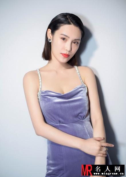 韩丹彤低胸礼服亮相活动 整个人优雅又不做作(1)