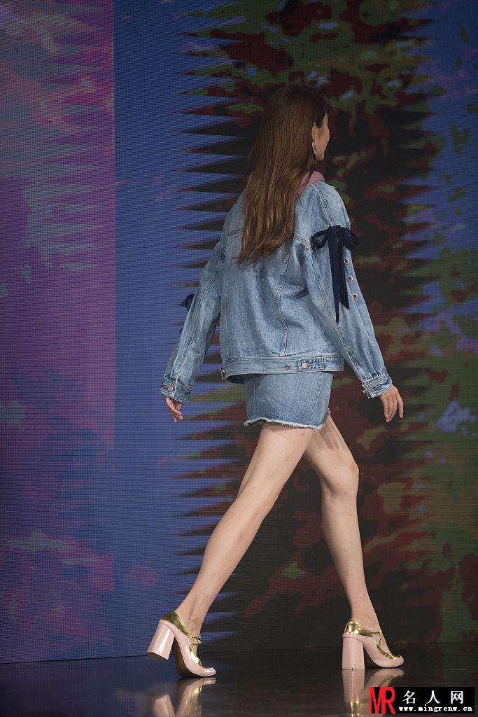 关晓彤现身某品牌发布会 比耶卖萌显少女本色(1)