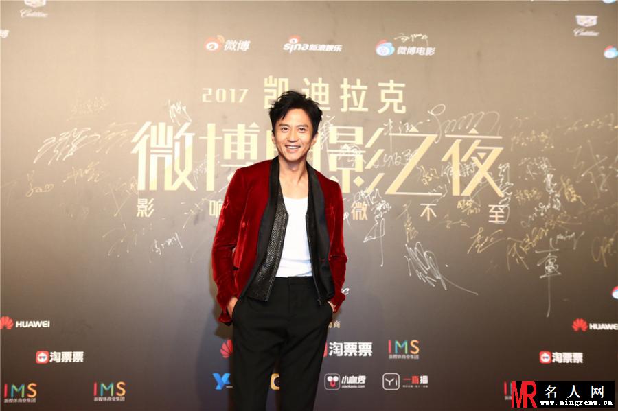 邓超亮相微博电影之夜 一身潮装雅痞时尚(1)