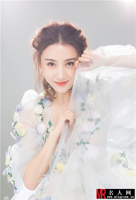 周庭伊一袭鲜花头纱裙 化身花仙子(1)