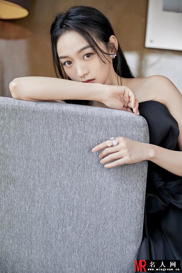 何泓姗黑裙亮相活动 香肩锁骨抢眼(1)