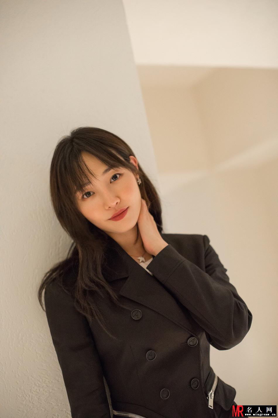 白百何女人味爆棚 一抹红唇灿笑画面养眼(1)