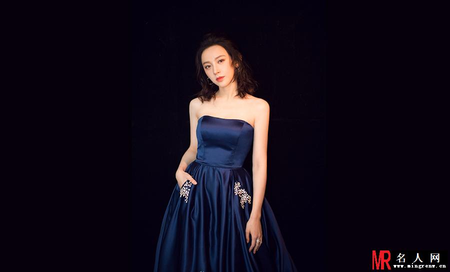 施诗身穿绸缎长裙亮相活动 小露性感美肩(1)