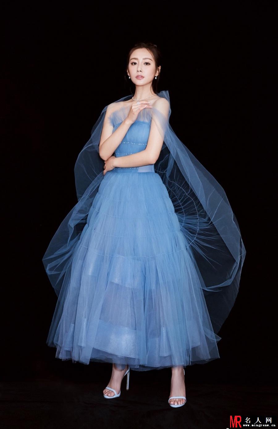 李纯着蓝色纱裙似芭蕾仙子 尽显少女气质(1)