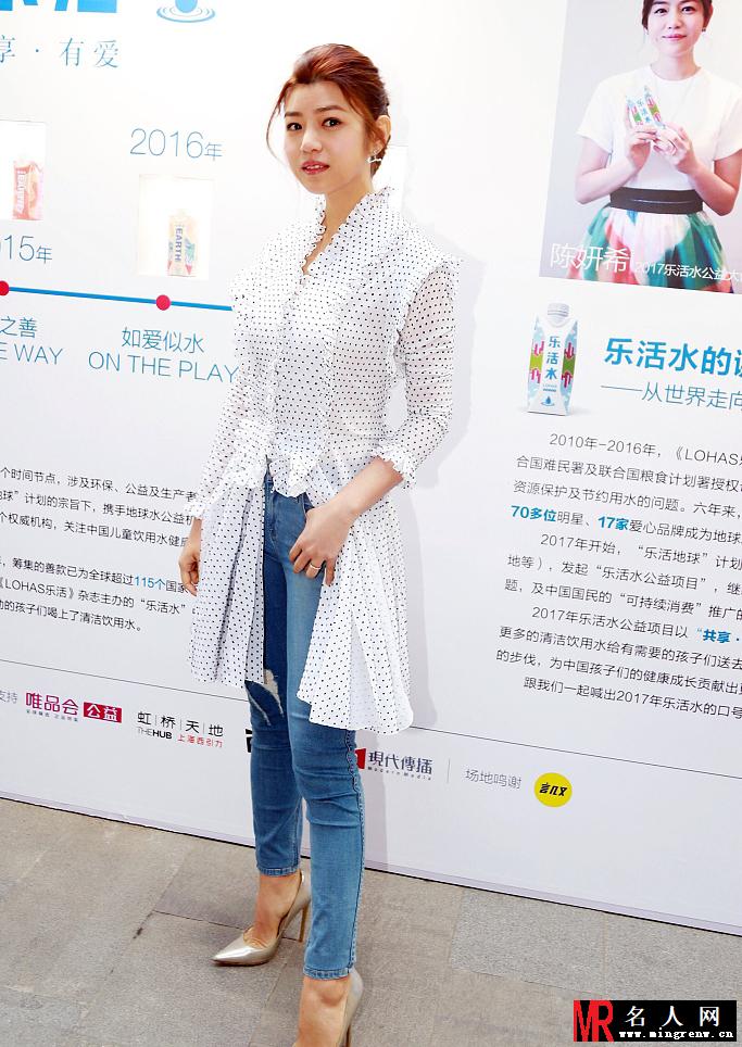 陈妍希波点衬衫裙现身 梳马尾辫帅气又甜美(1)