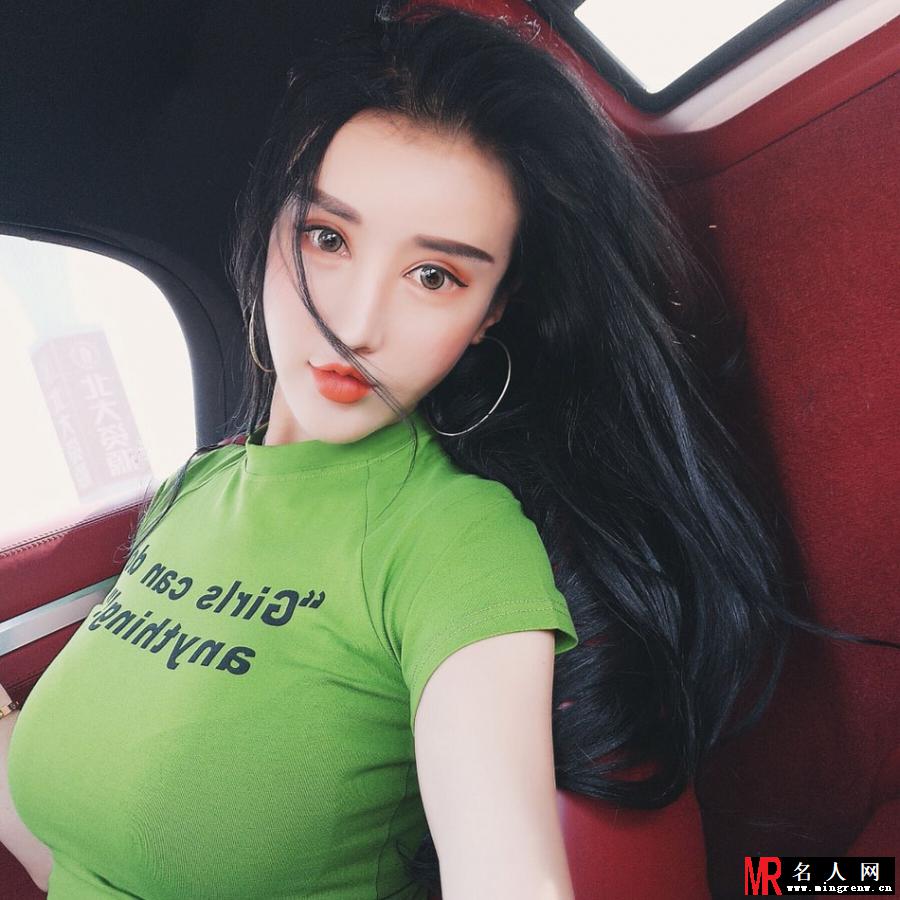 嫩模孟晓艺豪车自拍 凸显傲人上围(1)