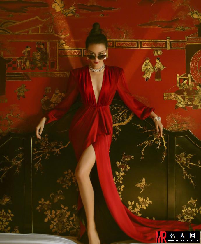 倪妮登大刊复古典雅 着红色长裙优雅魅力(1)