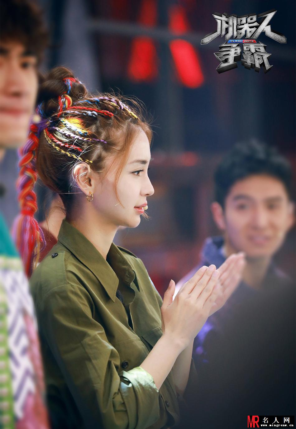 baby以彩辫发型亮相综艺 甜美又有型(1)
