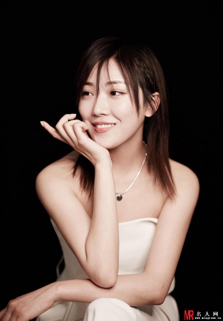 菅纫姿率性演绎极简时尚 率真又不失性感(1)