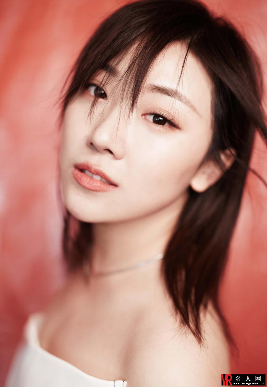 菅纫姿率性演绎极简时尚 率真又不失性感(1)