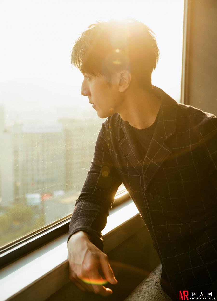 型男吴尊现身品牌活动 举手投足间绅士气质十足(1)