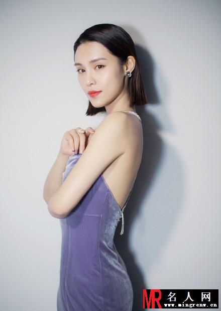 韩丹彤低胸礼服亮相活动 整个人优雅又不做作(1)