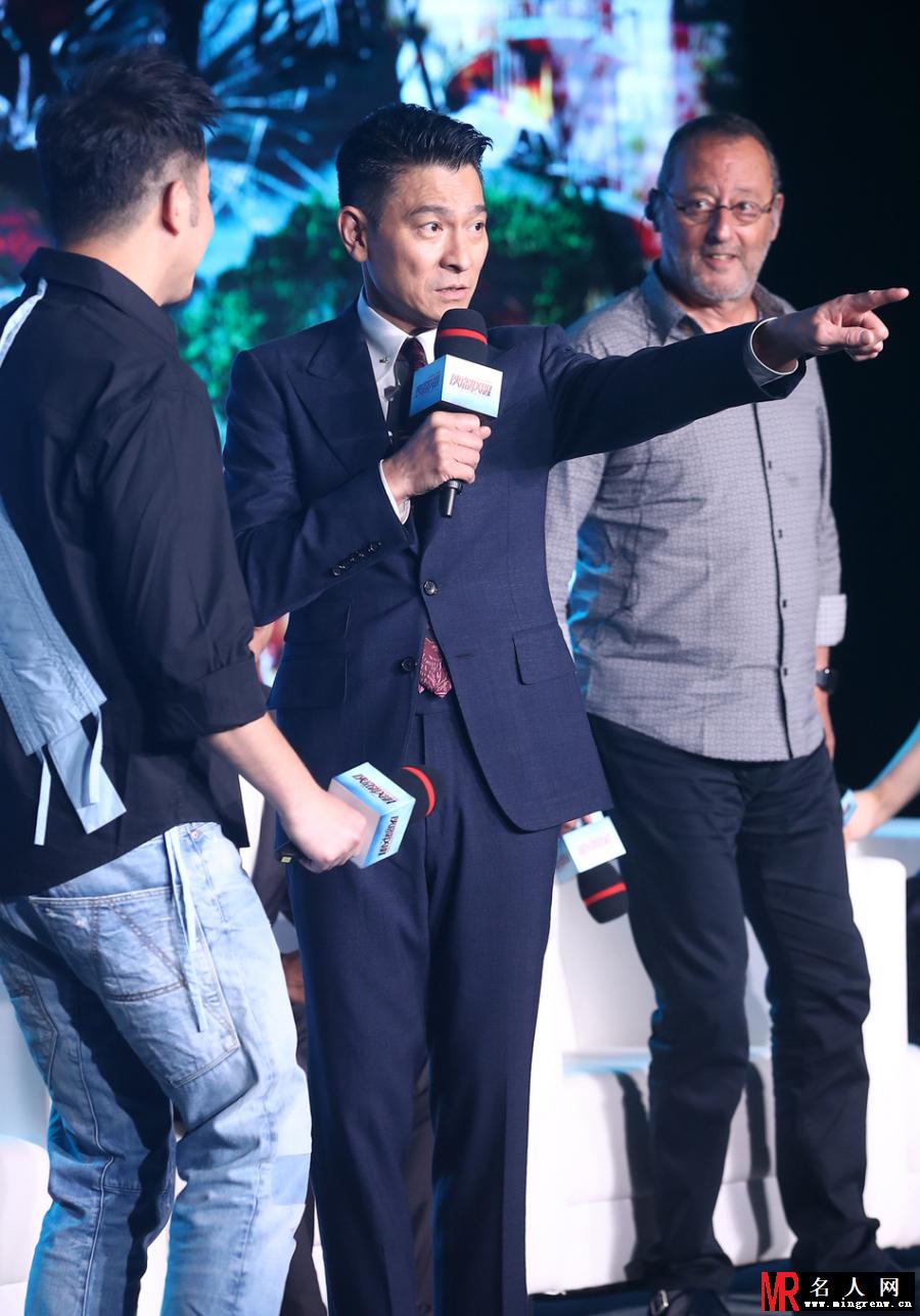 刘德华伤后复出小跑登台 蹦蹦跳跳喊话“我很好”(1)