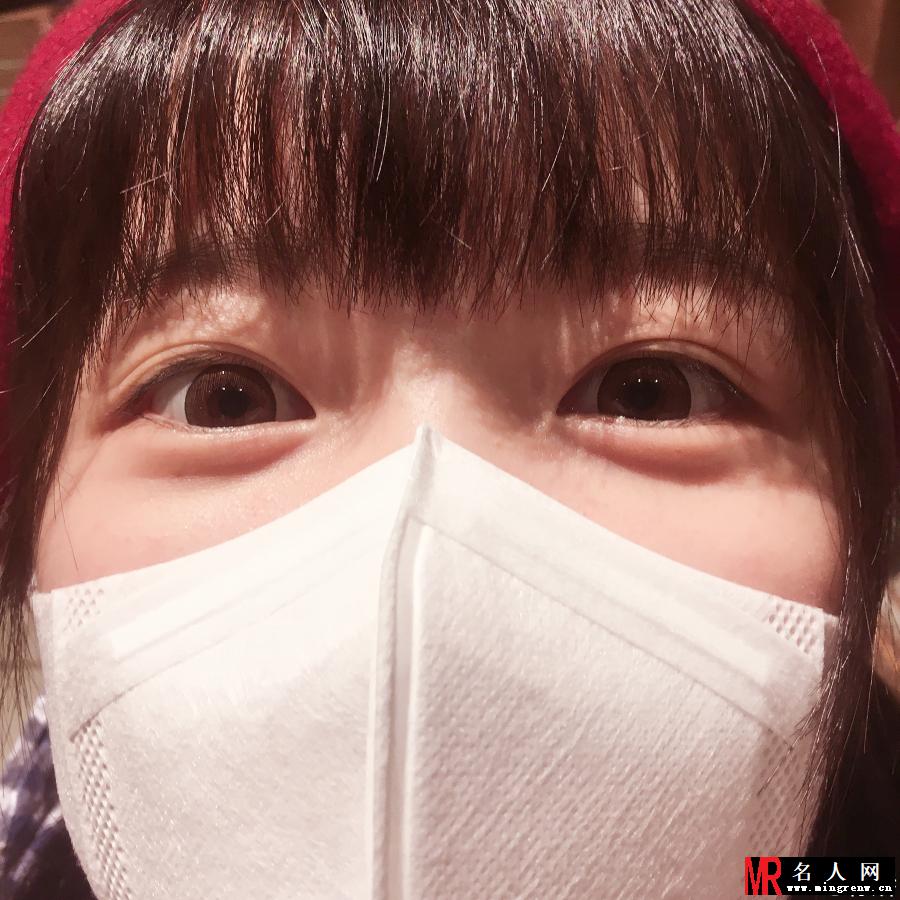 徐娇晒逛书店照片 口罩遮面徜徉书海(1)
